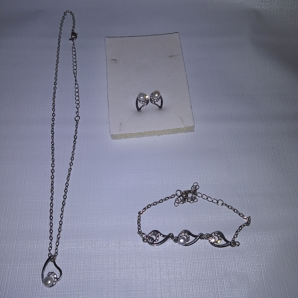 Sliver tone pearl gift set